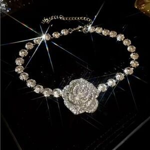 🌹NEW Elegant & sparkling Crystal Embellished Silver & Crystal Rose Necklace 🌹